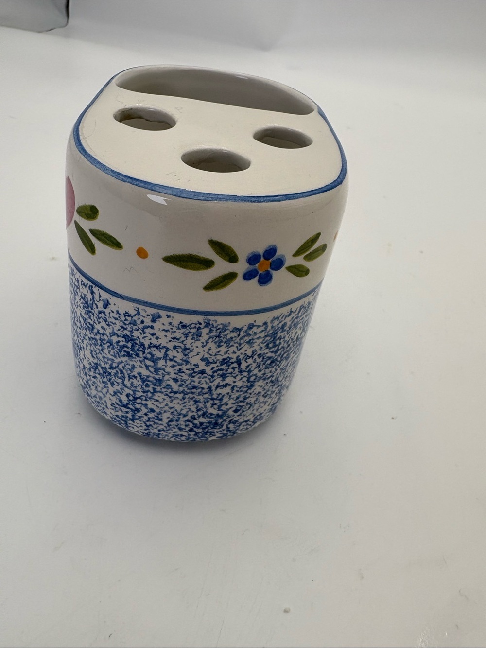 Hand-Painted Ceramic Toothbrush Holder with Heart and Floral Motif - Blue & Pink - Picture 5 of 14